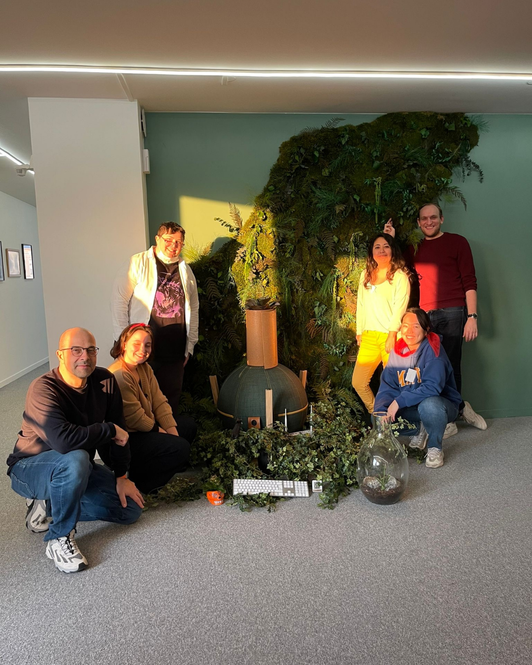 Équipe réunie autour d'une installation créative après un atelier NOD