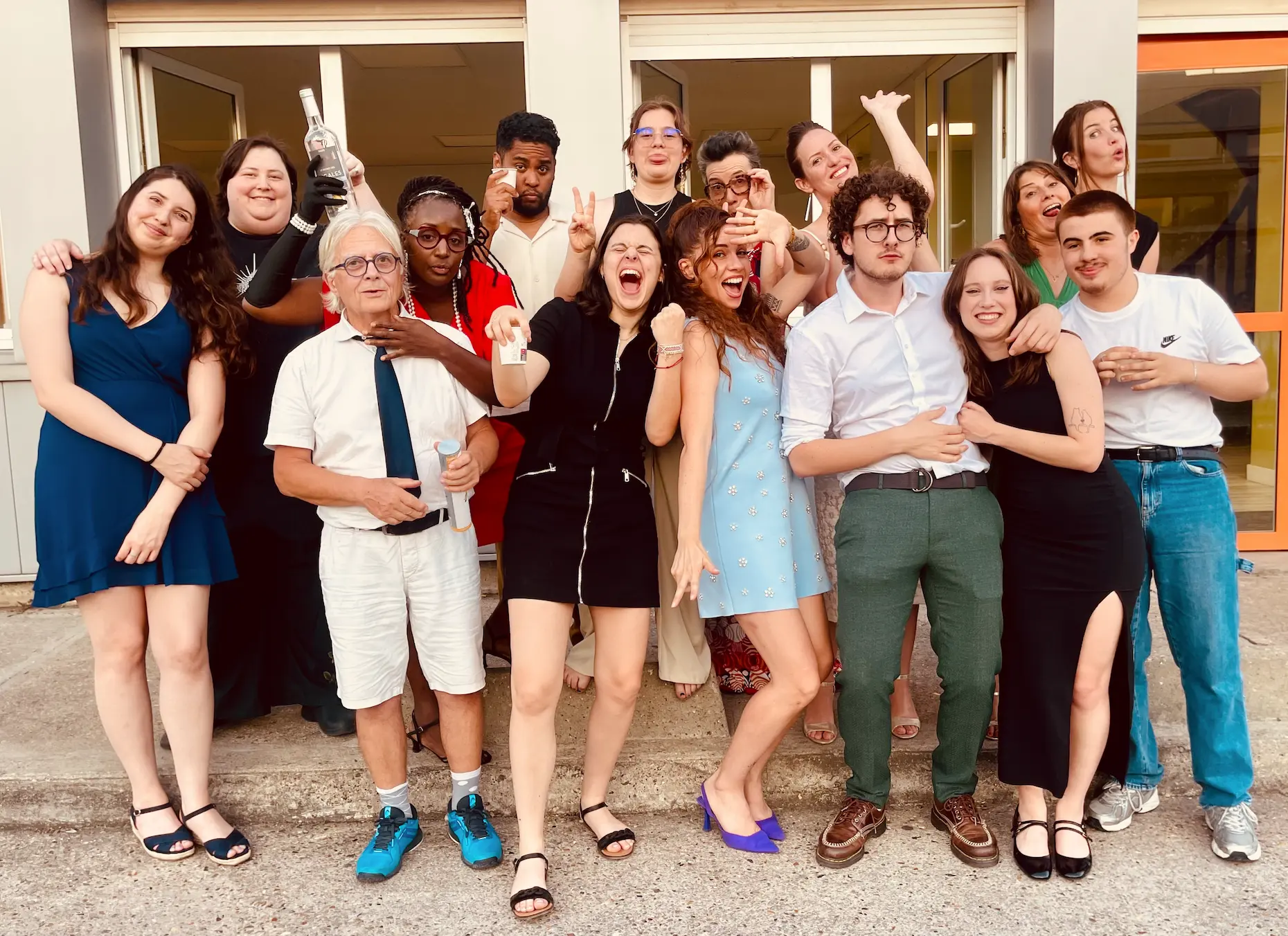 Un groupe réuni en extérieur après un atelier, ambiance conviviale