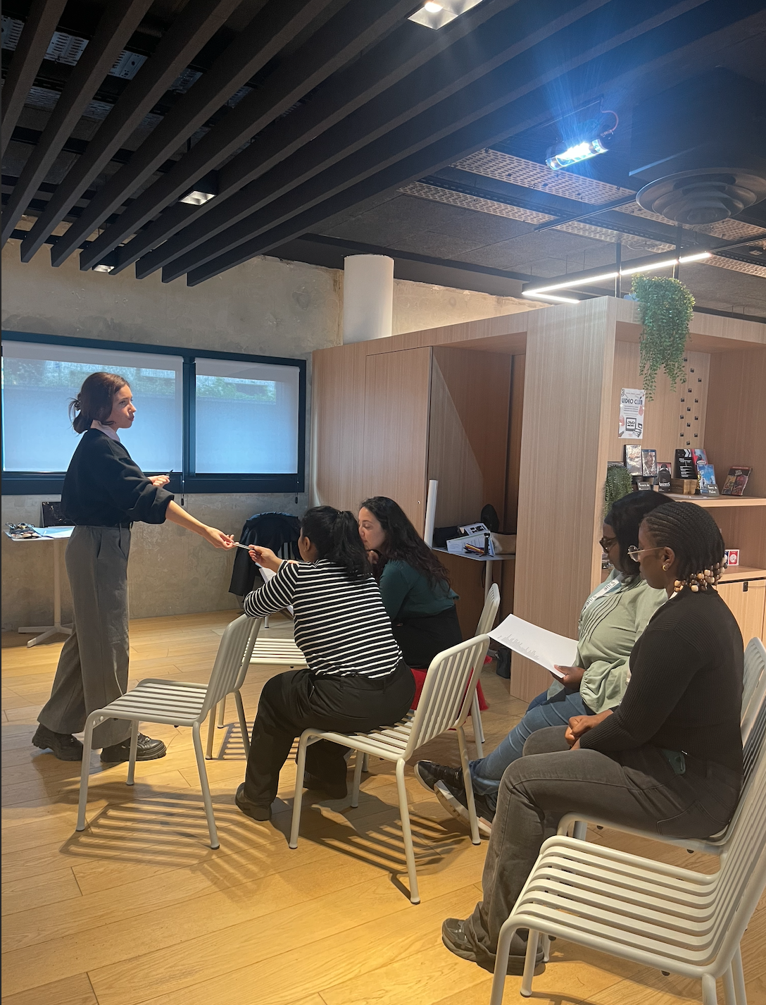 Mise en situation devant un petit groupe assis en cercle dans des bureaux