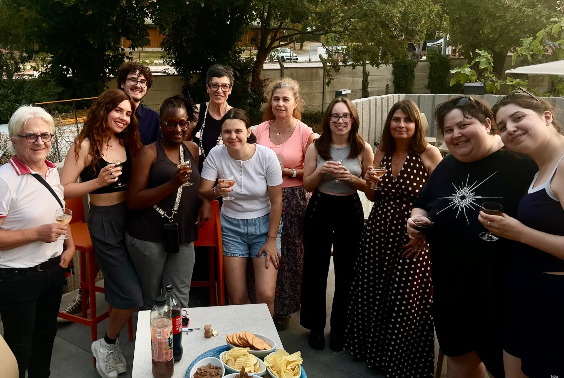 Moment convivial après un atelier théâtre : le groupe réuni autour d'un verre